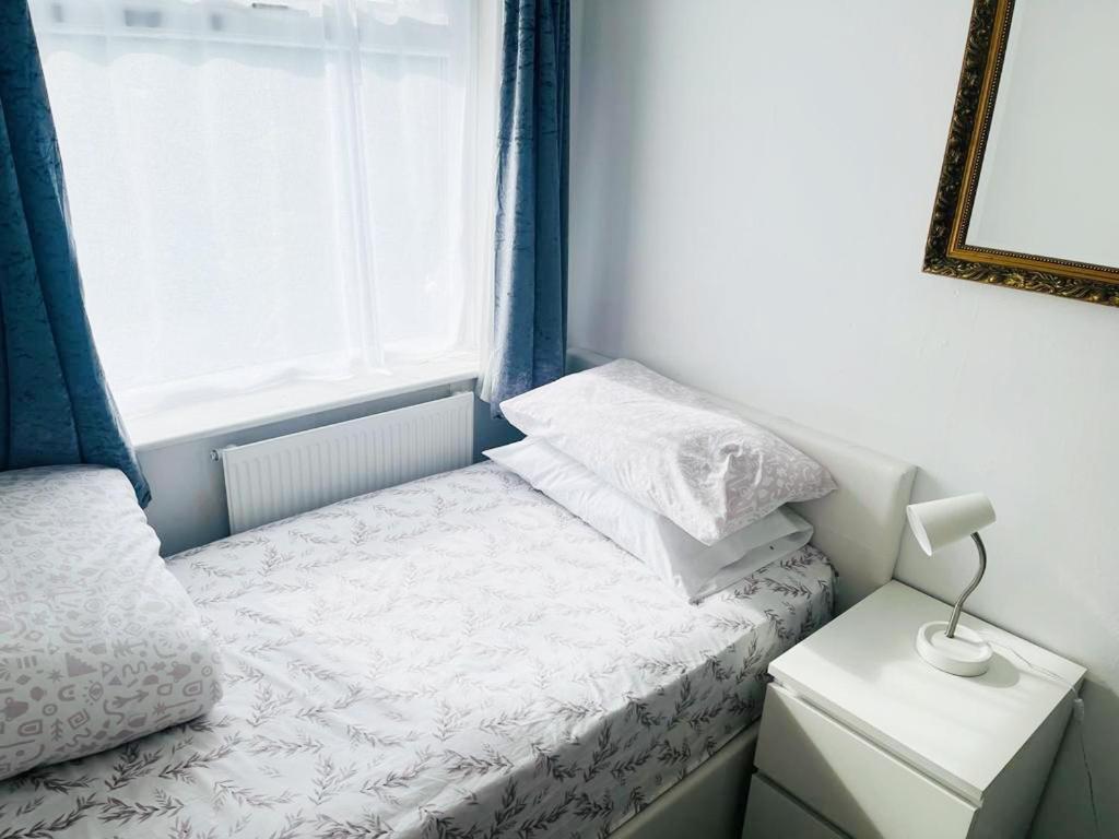 Blessings Of Peace Home Away From Home Кардиф Екстериор снимка