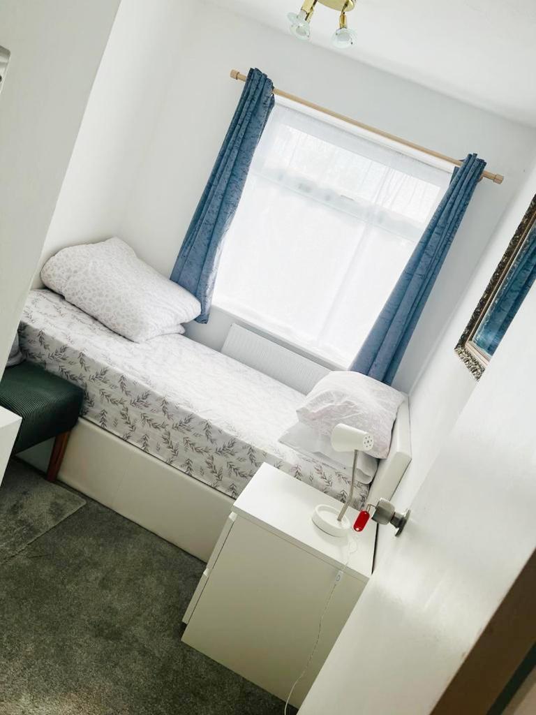 Blessings Of Peace Home Away From Home Кардиф Екстериор снимка